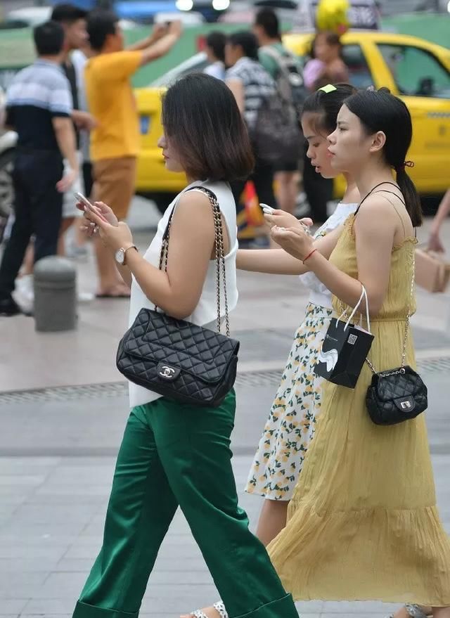  『显得』街拍:小姐姐一身黑色连衣裙温婉大方,搭配高跟鞋让气质显得迷人