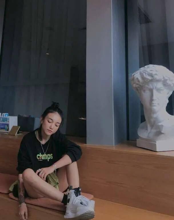『露脐装』SNKR Girls丨纹身、短裙、露脐装,这么狠的球鞋女生你们肯定顶不住!4.6-4.12