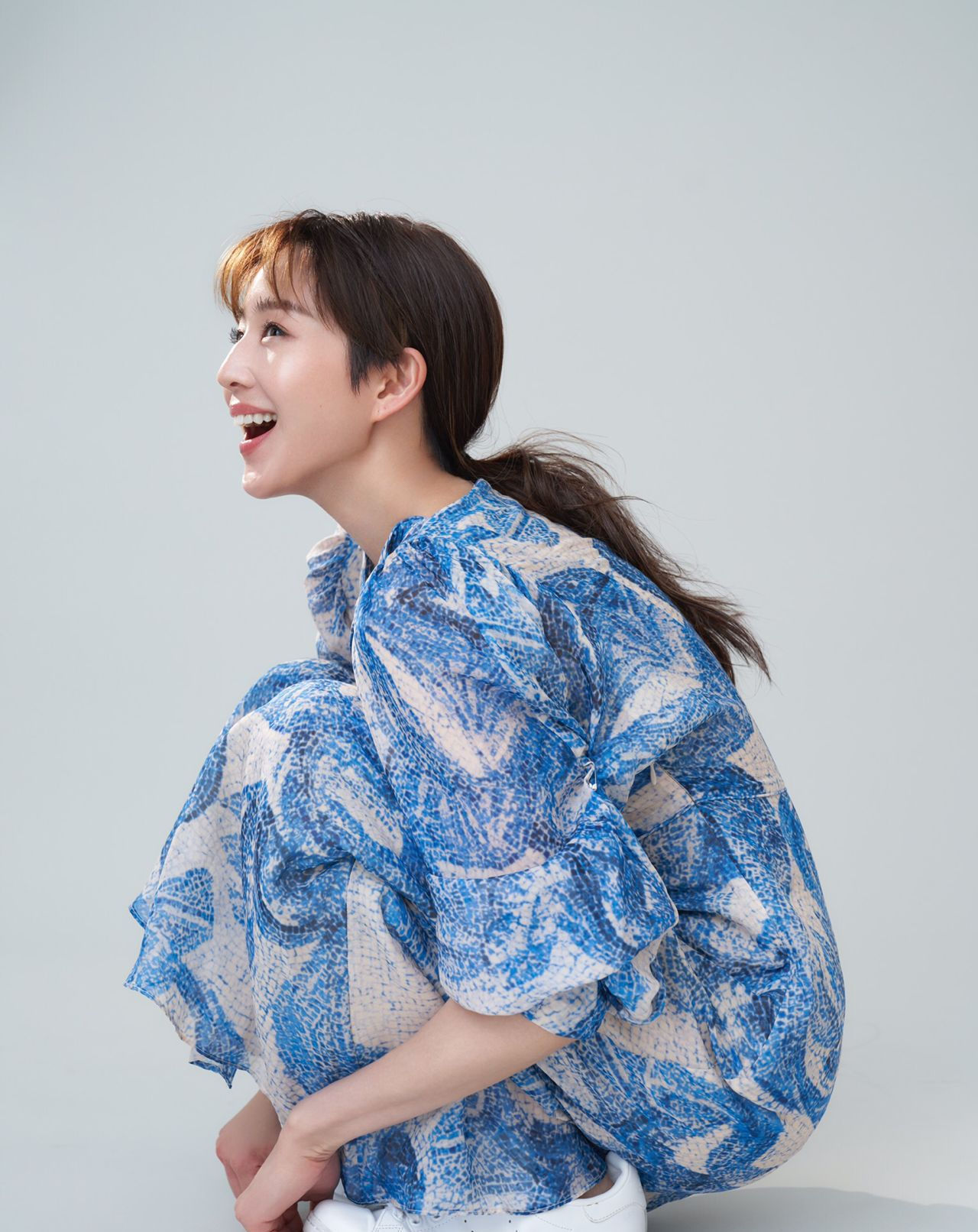  『穿搭』张钧甯真的好美,身穿玫瑰红色连衣裙搭配白色长靴,高贵又减龄