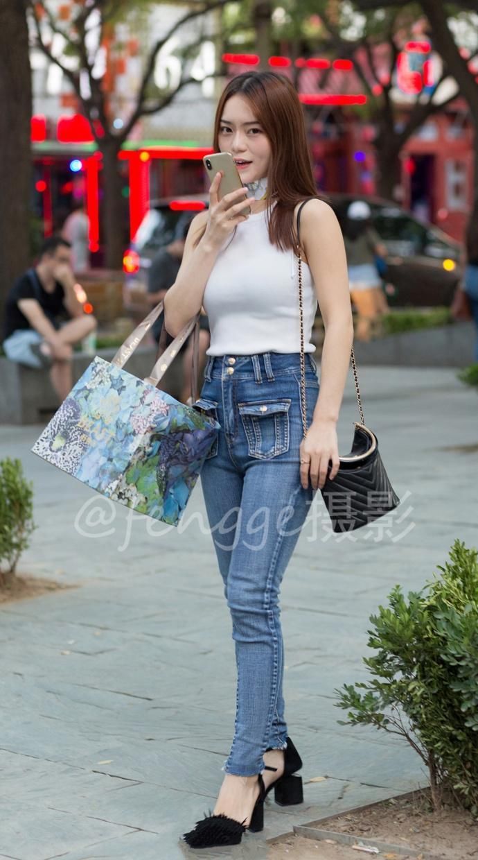 街拍:美女别出心裁的穿法，秀出细腰长腿，格外的吸睛!