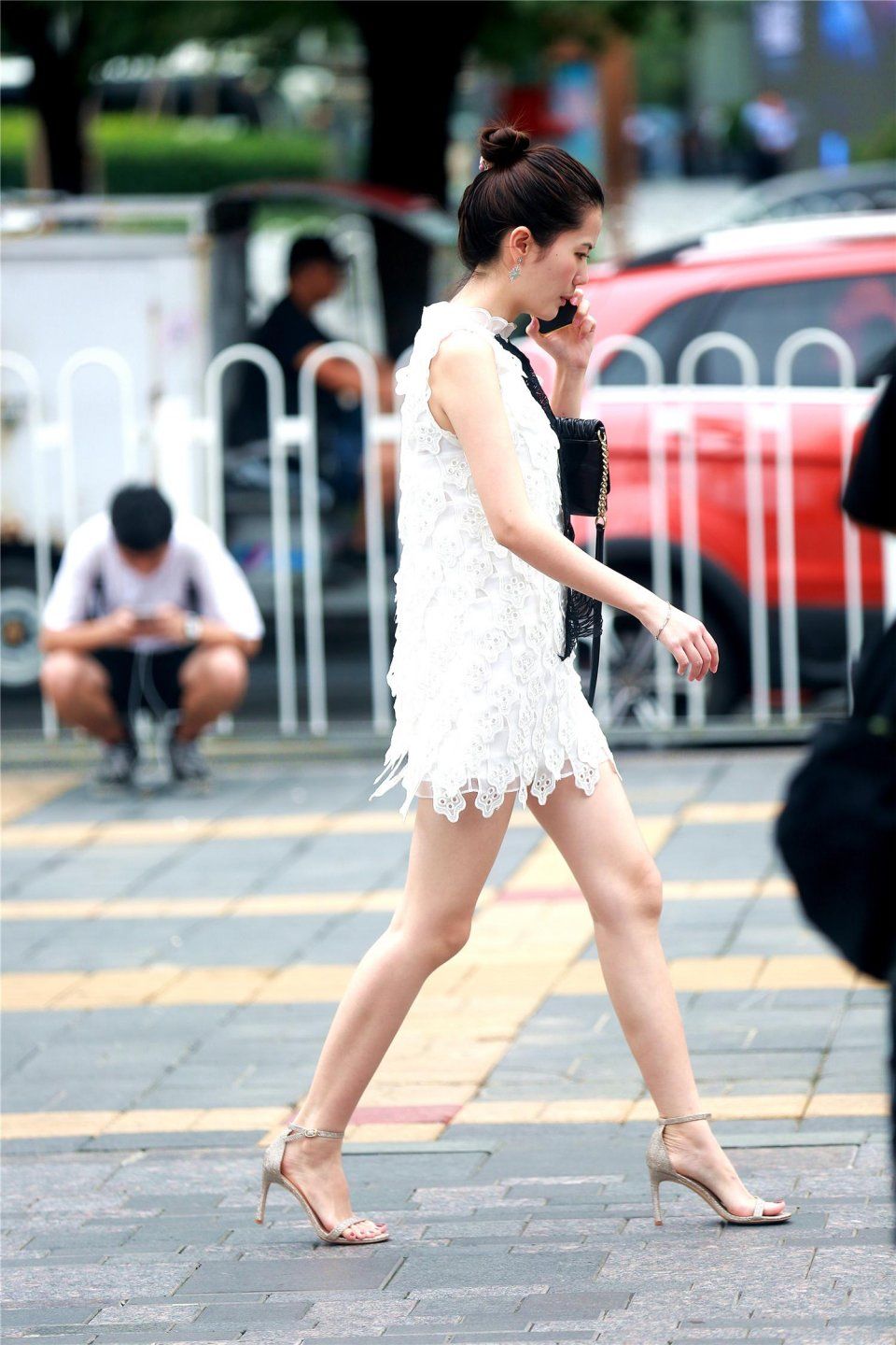 小姐姐蕾丝白短裙搭配高跟凉鞋，秀出美腿美脚