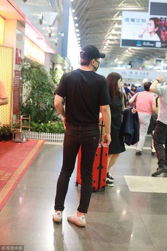 邓伦口罩帽子遮面难掩帅气 翘脚靠柱子煲电话粥