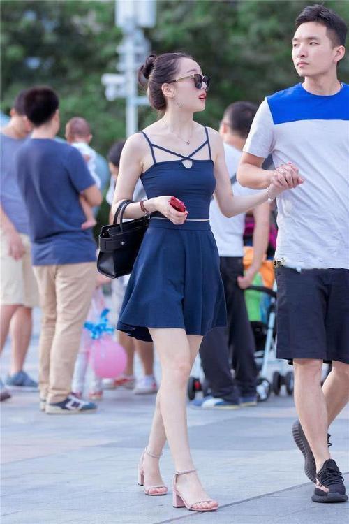 街拍：甜美白皙随性的小姐姐，穿着清纯甜青春！