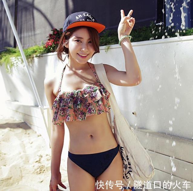 优美的泳衣美女，表现出女人自然的美，显现迷人好看的魅力！