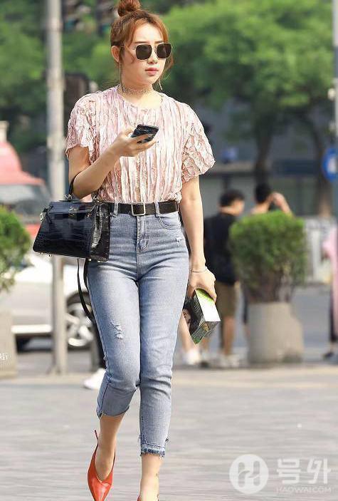 穿牛仔裤去逛街的小姐姐们，增加青春活力的魅力身姿