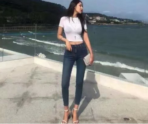 知性小姐姐紧身牛仔裤紧绷的勒痕女人味十足,赚足了眼球