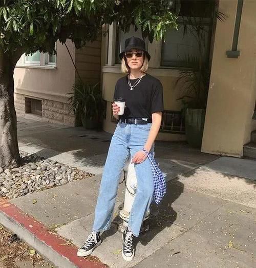  搭配@时尚单品渔夫帽，戴上它不仅能遮阳，还能给造型时尚感加分