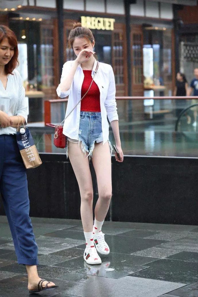 美女的”漫画腿“，穿这么宽的牛仔短裤，网友:你是咋想的