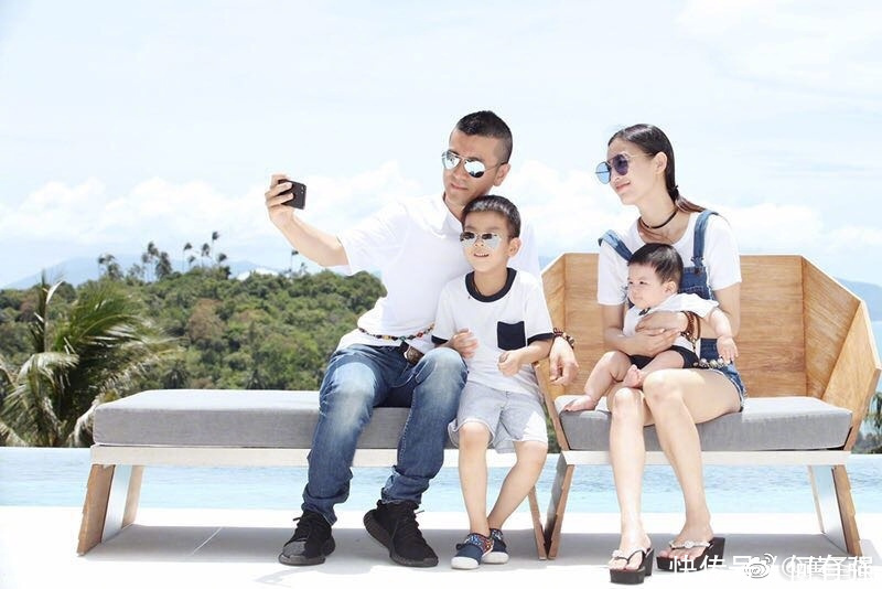 35岁黄圣依厉害了!蓝色牛仔裙上缝裤子,网友:时尚圈的人真难懂