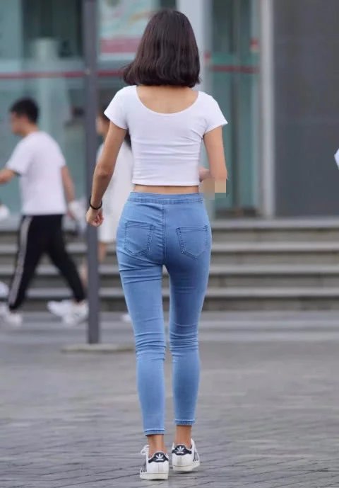 气质小姐姐紧身牛仔秀美腿，走在街上吸引无数路人的眼眸