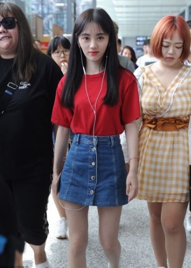 鞠婧祎穿这么瘦裙子还硬要把T恤塞进去，网友:这腰我服!