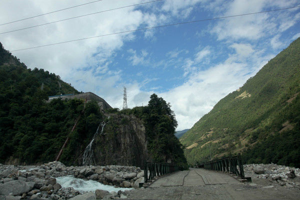 自驾霸道穿越丙察察闯西藏，悬崖边上走一遭，遭遇塌方，泥地陷车