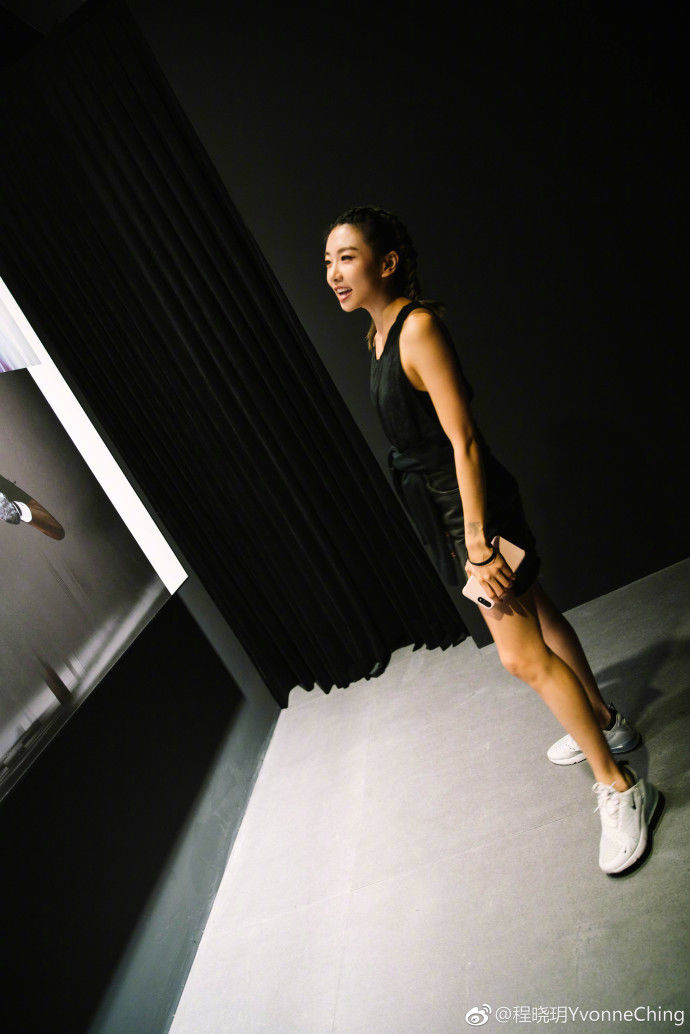 程晓玥晒全新写真美照，好身材逆天长美腿超级吸睛