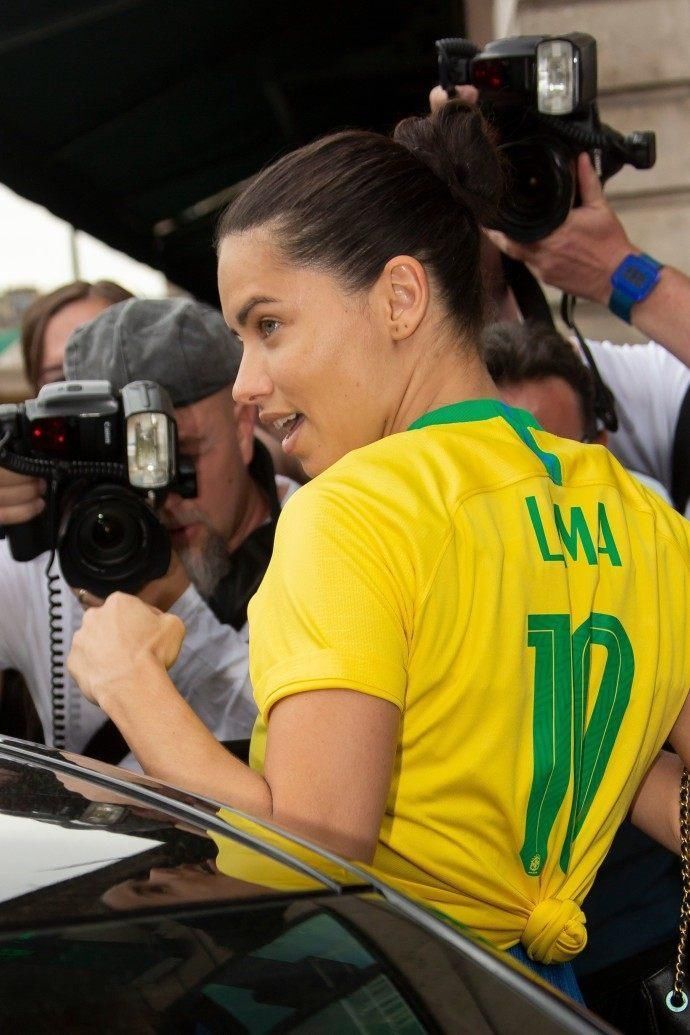 超模穿巴西球衣现身时装周，还打个结太“心机”，网友:秀身材呗