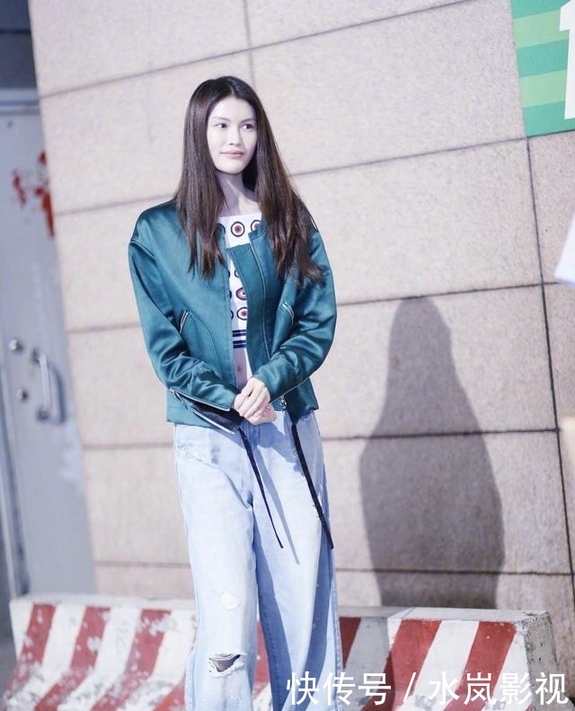  「蓝色」杨澜穿一袭湖蓝色缎面裙尽显优雅气质，这才是中年女性该有的模样