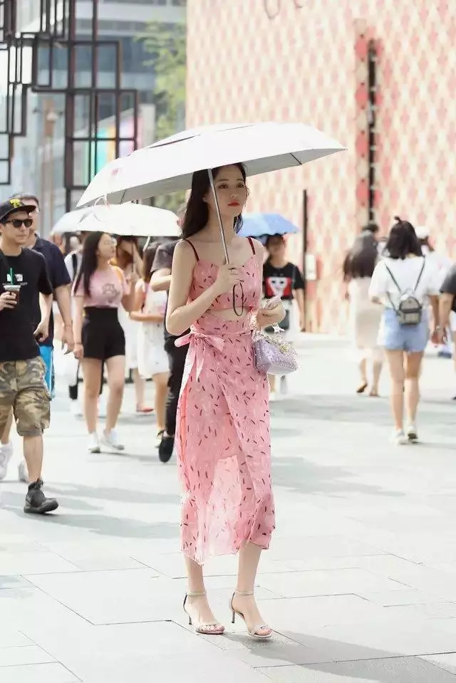 街拍:身穿黑色紧身的小姐姐,秀出窈窕身姿,网友:简直美极了!