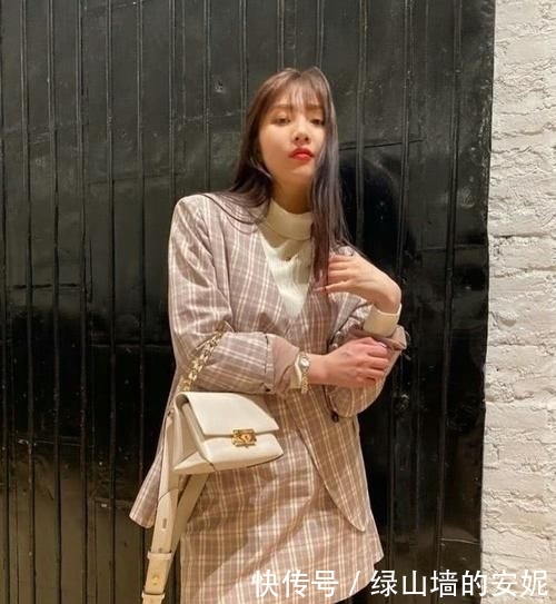  【增加】JOY时尚周穿搭日常，格纹西服套裙搭高领毛衣出镜，减龄温柔