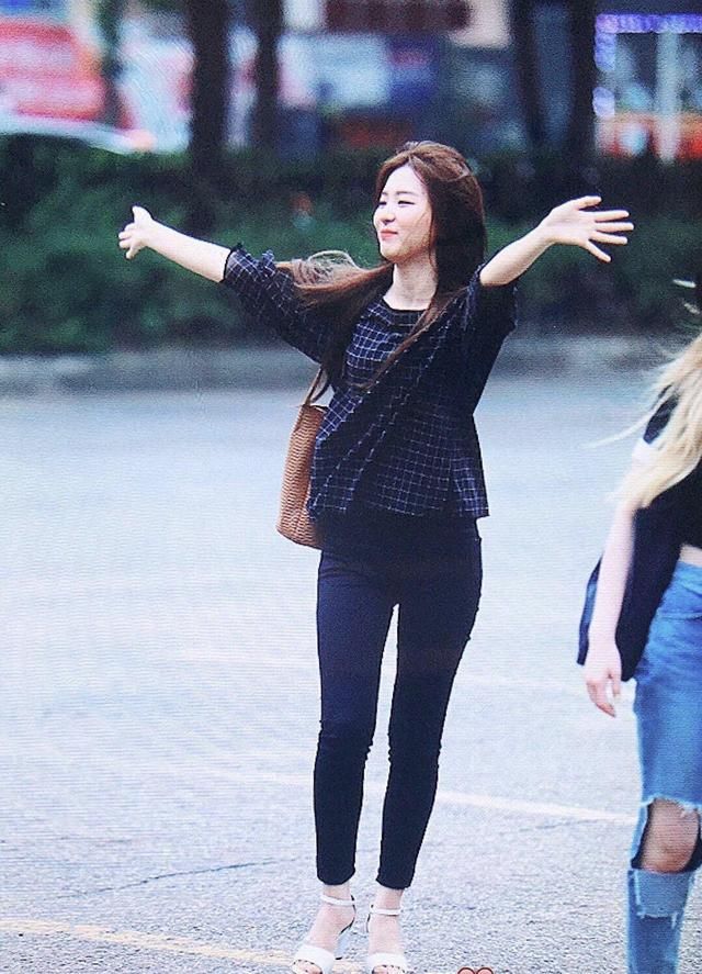 同样是南韩女团的身材担当，姜涩琪和jennie相差2cm高低立见