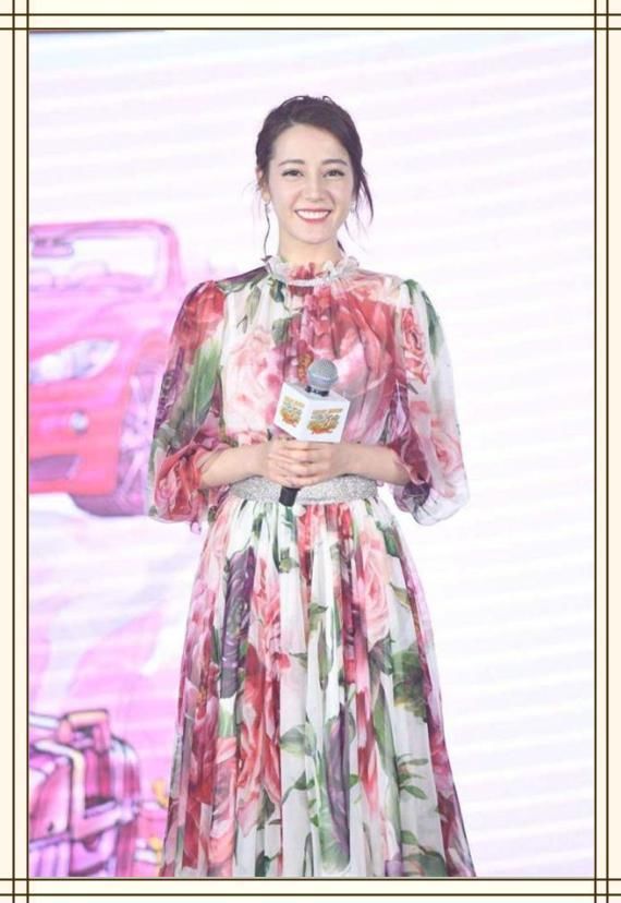 当26岁热巴和47岁王琳同穿印花裙，终于知道为啥女人越老越有味道