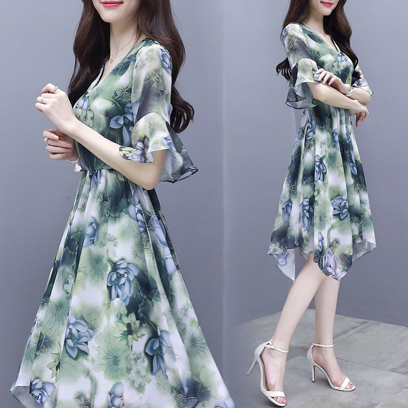 有一种裙叫“露肩裙”，百分80女人穿性感俏皮，清新像个小姑娘