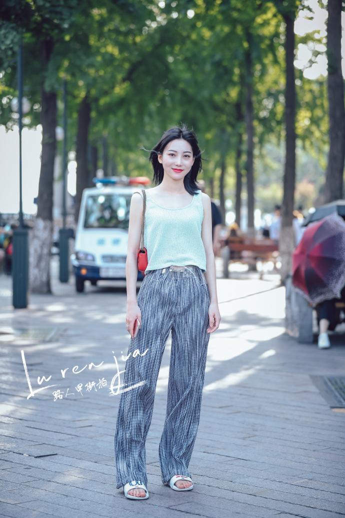 街拍：青春时尚又有韵味的姑娘，身材苗条身姿挺拔！