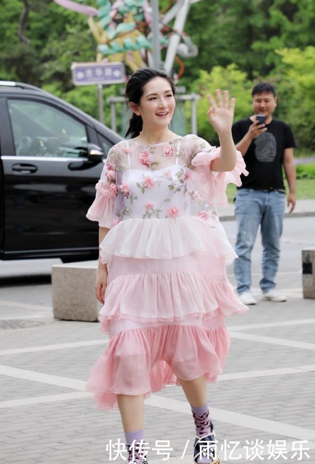 吴昕机场穿拖鞋，谢娜出席活动穿拖鞋，网友：明星的时尚看不懂！