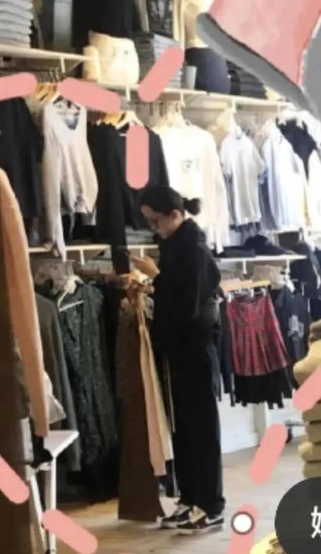 考前■欧阳娜娜考前逛店被“活捉”,穿手绘毛衣巨甜美,还被林青霞看好