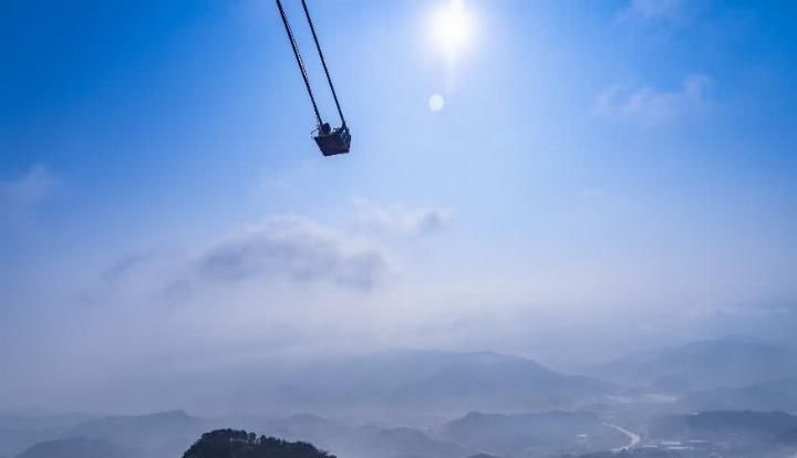 重庆高空悬崖秋千钢丝脱落,上演游客惊魂!这些娱乐的坑千万别踩