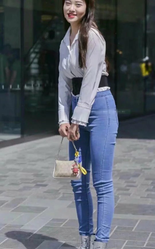 气质小姐姐，高腰紧身牛仔裤尽显饱满臀线，上衣衬衫打造知性女性