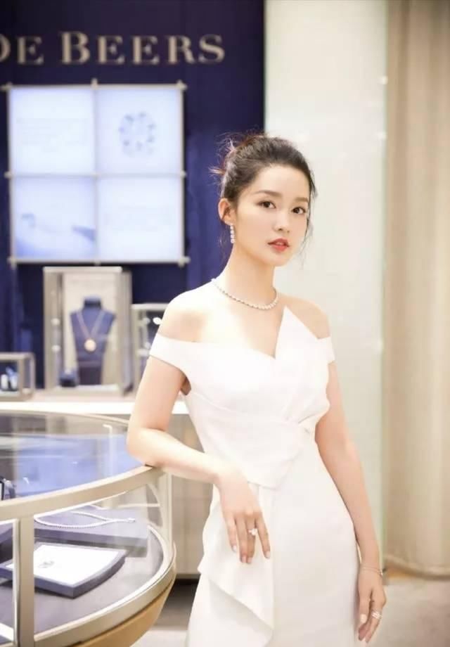  『显得』李泌真是穿什么都好看，黑色蕾丝薄纱裙配西装外套，英姿飒爽帅气