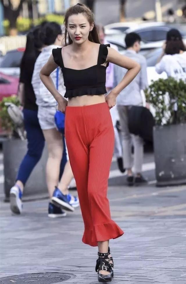 短款吊带抹胸背心搭配阔腿喇叭裤,喜悦活泼非常耀眼