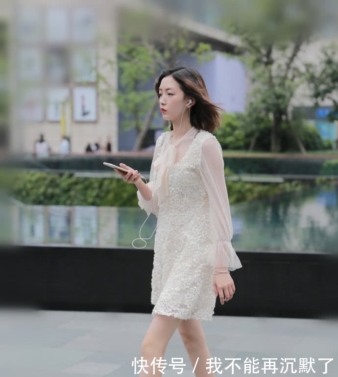  比例■街拍：浅色连衣裙穿美女身上，勾勒出女性黄金比例，尽显女神魅力