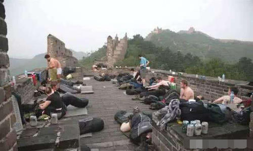 外国人还说中国游客素质差？看这些外国游客的行为，打了谁的脸？