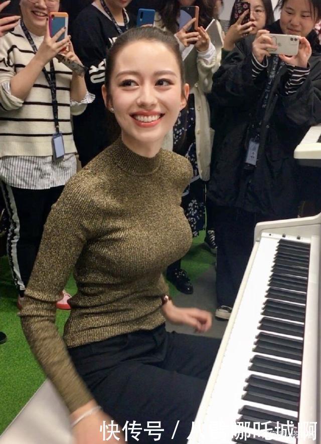 「吉娜的身材」有一种绝美叫穿修身衣的吉娜！惊艳腰胸比不输超模，一般人扛不住