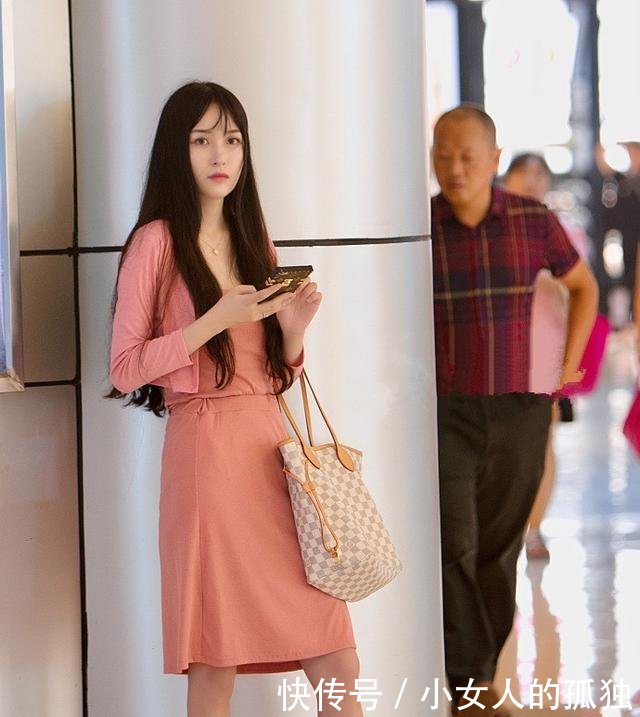 路人街拍小姐姐长T恤秀出性感美腿，精美的面孔有点像明星