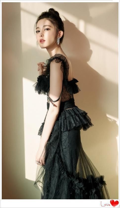 36岁张韶涵穿薄纱裙撞衫26岁古力娜扎都没输，网友:冻龄就服你