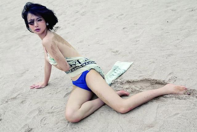 戚薇太拼了！短裤太短勒出三角形状，网友：你敢坐下吗？