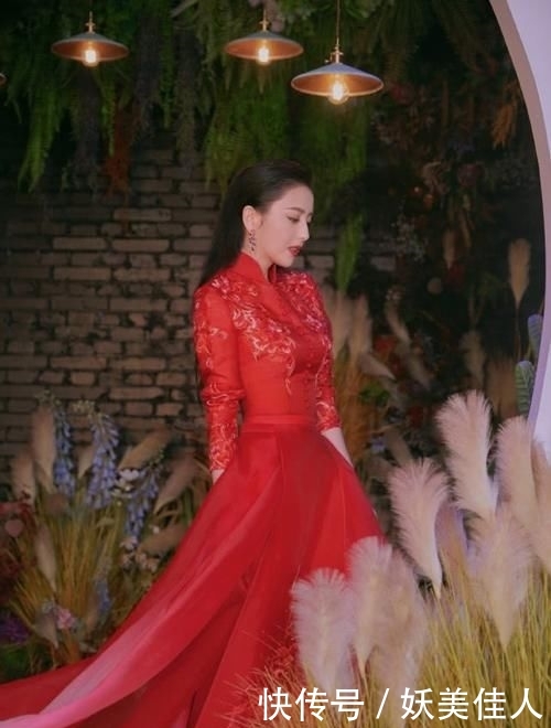 「 出纤细」穿大红色刺绣礼服，梳大背头美得不像37岁，佟丽娅保养得太好了