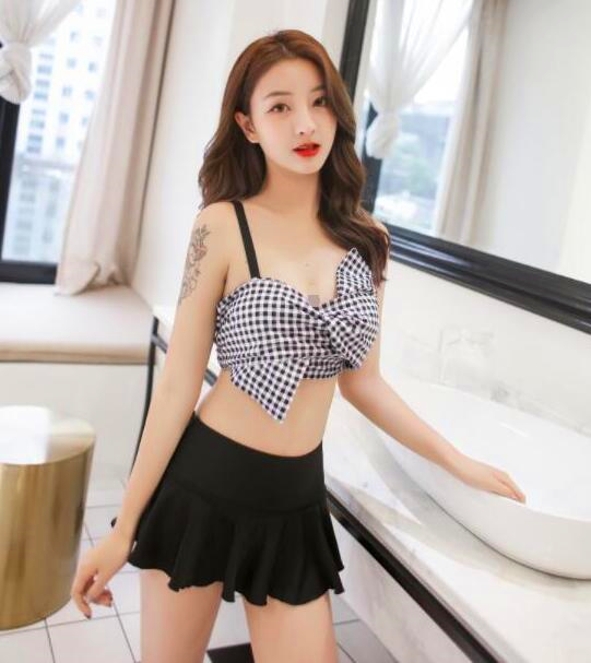 修身有型的泳衣美女，展现十足的女神范