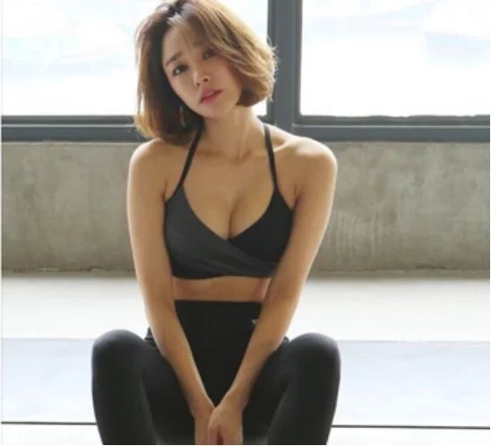 小姐姐黑色紧身裤搭配黑色上衣，运动套装搭配出不一样的时尚感觉