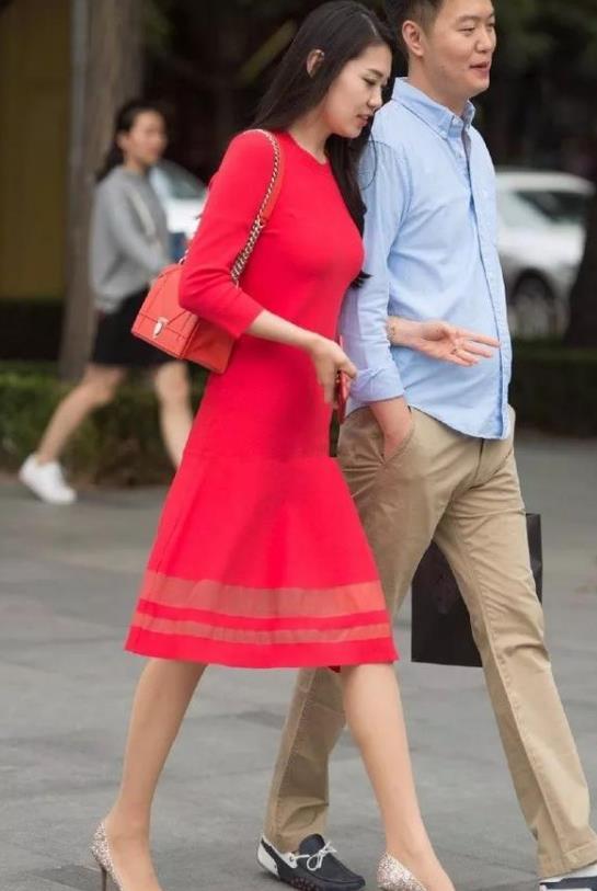  「美女」街拍：香艳夺目的美女，一件白色上衣配黑色半身裙，时尚大方气质