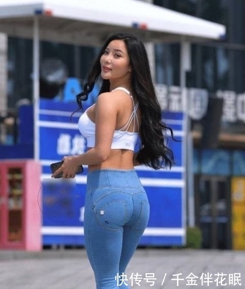 【美女】街拍：时尚美女搭配修身牛仔裤，尽显青春朝气，穿出纤长腿型