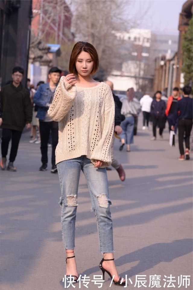 感觉|路人街拍,小姐姐柔美的休闲衫搭配半裙,时尚又动人