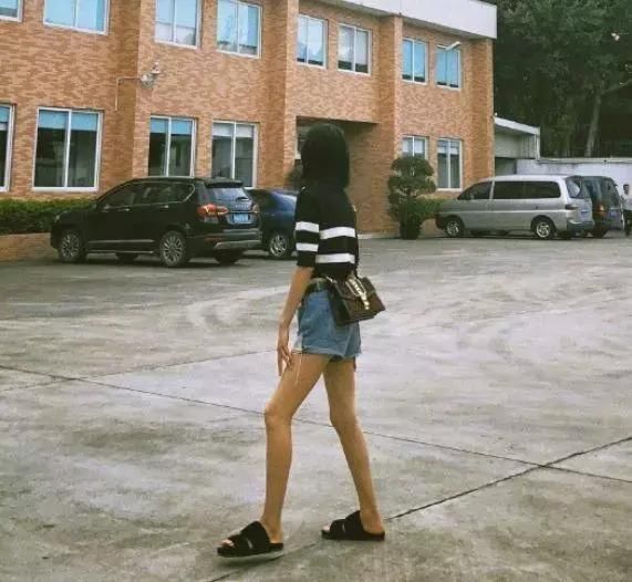 刘雯当真瘦！穿又短又破短裤坐下也不惧走光，网友：104斤我信了