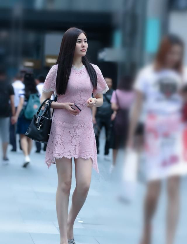 【 大方】轻柔的裙子外搭毛绒上衣,让你穿起来更加舒适大方,街拍:身材苗条的美女
