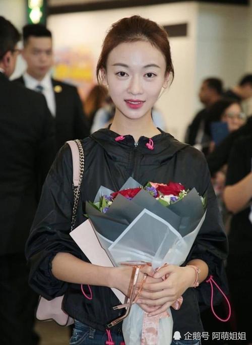 吴谨言搭配绝了，冲锋衣＋高跟鞋超尴尬，两根“钉子”不怕戳破鞋