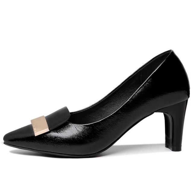 职业高跟鞋+小西装，展现职业女强人一枚，恨天高再好也不值一提