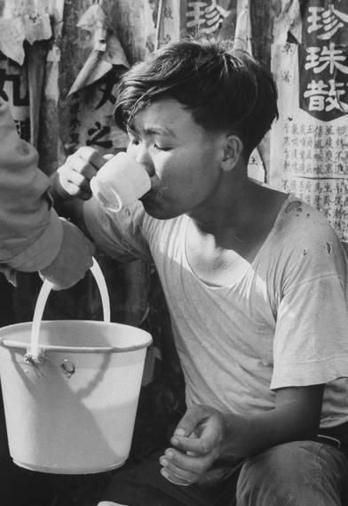 老照片，1962年自然灾害10万人逃往香港