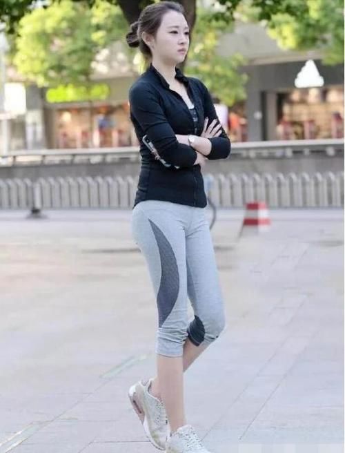 街头穿打底裤的时尚美女，悠闲自信，唯美也迷人！