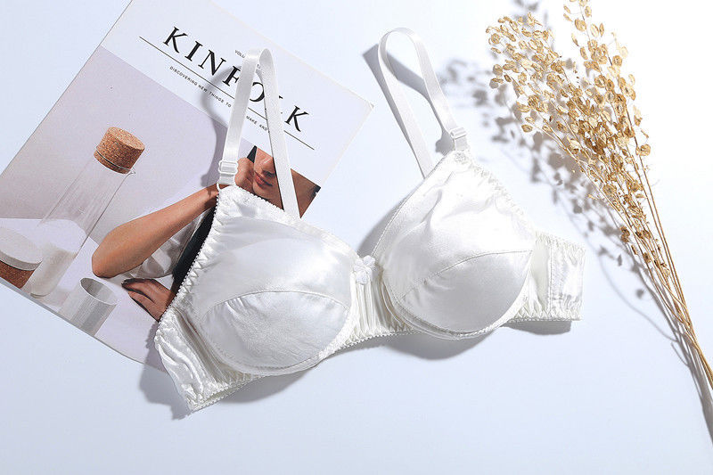 难怪现在女人洗完澡不喜欢穿文胸，原来现在流行开始这样穿了，美